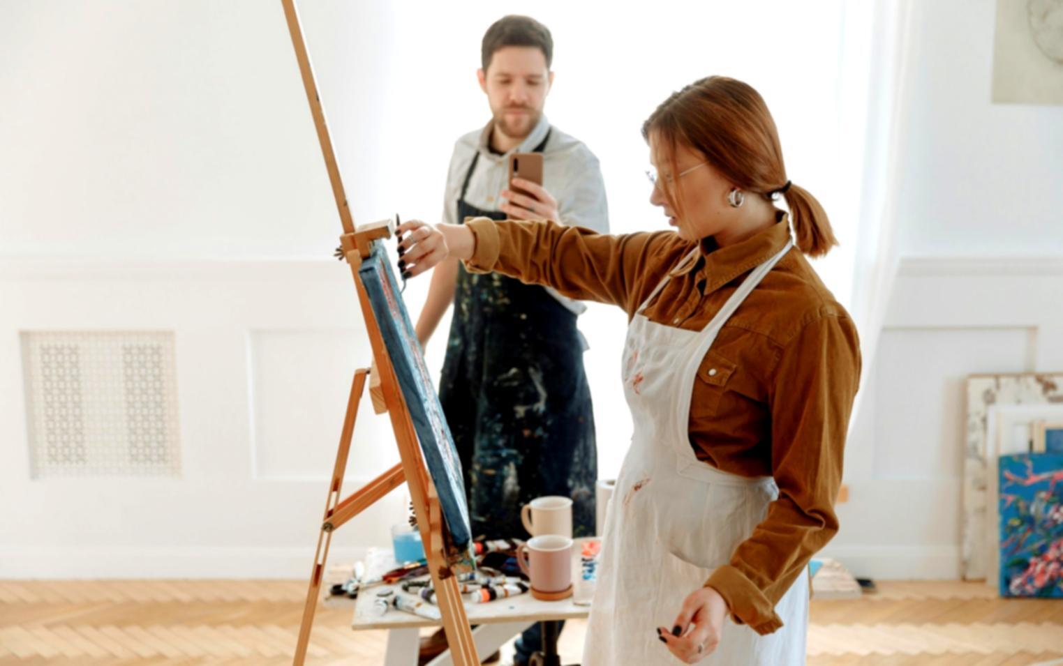 Matériel de dessin disposé sur une table de travail