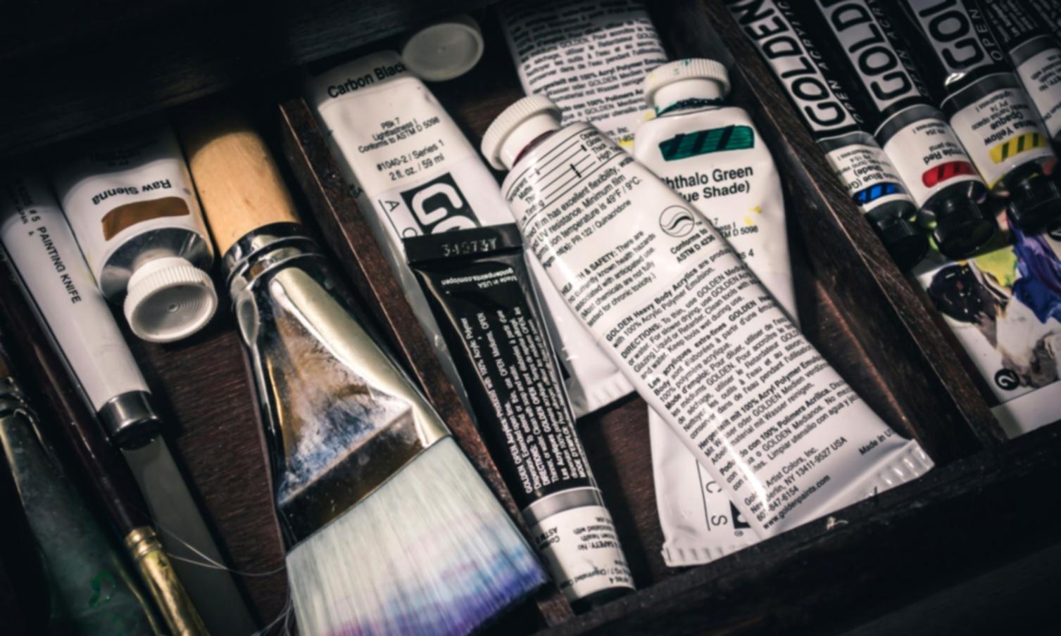 Séance collaborative de dessin de portrait avec échanges entre apprenants