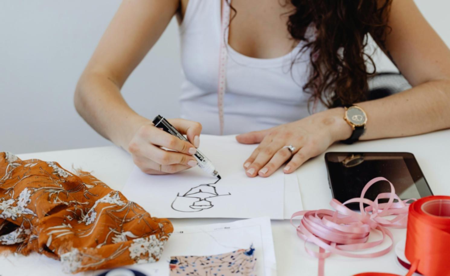 Espace de travail artistique avec matériel de dessin et esquisse de portrait en cours